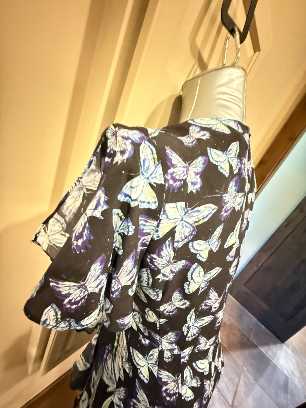 NANETTE LEPORE SILK DRESS. BEAUTIFUL BUTTERFLY PATTERN ON BLACK. SIZE 4 - Picture 9 of 12